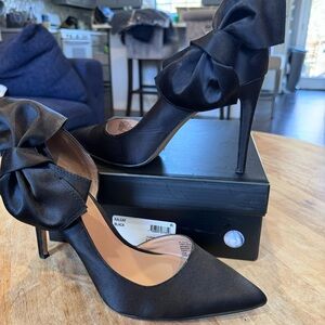 Beautiful Kaleaf satin bow heels!